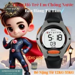 Đồng hồ trẻ em điện tử DIRAY 8207L đặt trên bàn học đầy màu sắc của trẻ nhỏ
