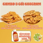 Combo cơm cháy đáy nồi phủ chà bông và sốt gỏi Thái trên bàn ăn gỗ