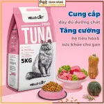 Bao hạt thức ăn cho mèo Hello Cat 5kg bên cạnh mèo đang ăn trong phòng khách