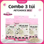 Cát vệ sinh cho mèo PetChoice Mix bên cạnh khay cát sạch trong căn hộ hiện đại