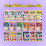 Thùng pate Nekko mix vị cho mèo bên cạnh mèo đang chờ ăn