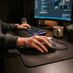 Người dùng cầm chuột gaming công thái học giúp giảm mỏi tay khi sử dụng lâu