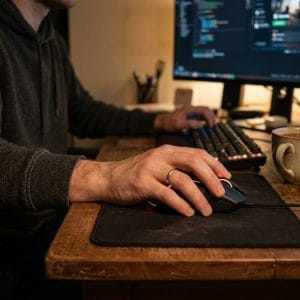 Người chơi game sử dụng chuột gaming để thao tác mượt và chính xác hơn