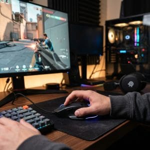 So sánh chuột gaming có dây và không dây trên bàn setup hiện đại