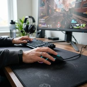 Chuột gaming Sidotech Inphic PB1 trên bàn setup chơi game hiện đại