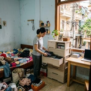 Tủ nhiều ngăn giúp phòng ngủ trông gọn gàng và dễ kiểm soát hơn