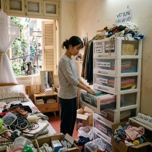 So sánh tủ nhựa và tủ gỗ trong không gian phòng ngủ hiện đại