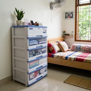 Tủ nhựa Duy Tân nhiều ngăn trong phòng ngủ hiện đại và gọn gàng