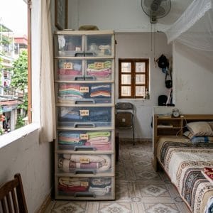 Tủ nhựa 5 tầng trong phòng ngủ nhỏ gọn gàng và tối ưu không gian