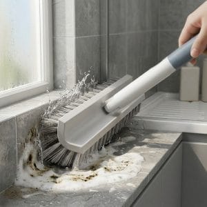 Góc tường nhà tắm khó làm sạch đang được chà bằng cây chà sàn chữ V