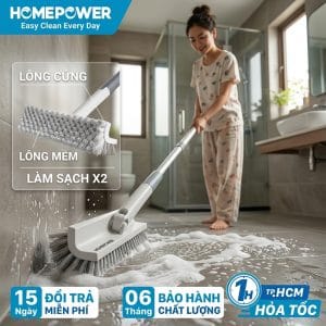 Người đang vệ sinh nhà tắm đỡ tốn sức bằng cây chà sàn cán dài