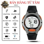 Bé trai Việt Nam đeo đồng hồ DIRAY 8207L chuẩn bị đi học buổi sáng