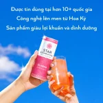Bạn trẻ uống Star Kombucha lạnh khi làm việc tại quán cafe hiện đại