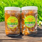 Gia đình Việt Nam quây quần ăn lẩu mắm từ combo mắm cá linh và cá sặc