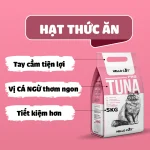 Người nuôi mèo đổ hạt Hello Cat vào tô cho mèo ăn buổi sáng