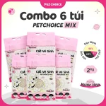 Người nuôi mèo dọn khay cát bằng cát vệ sinh PetChoice Mix
