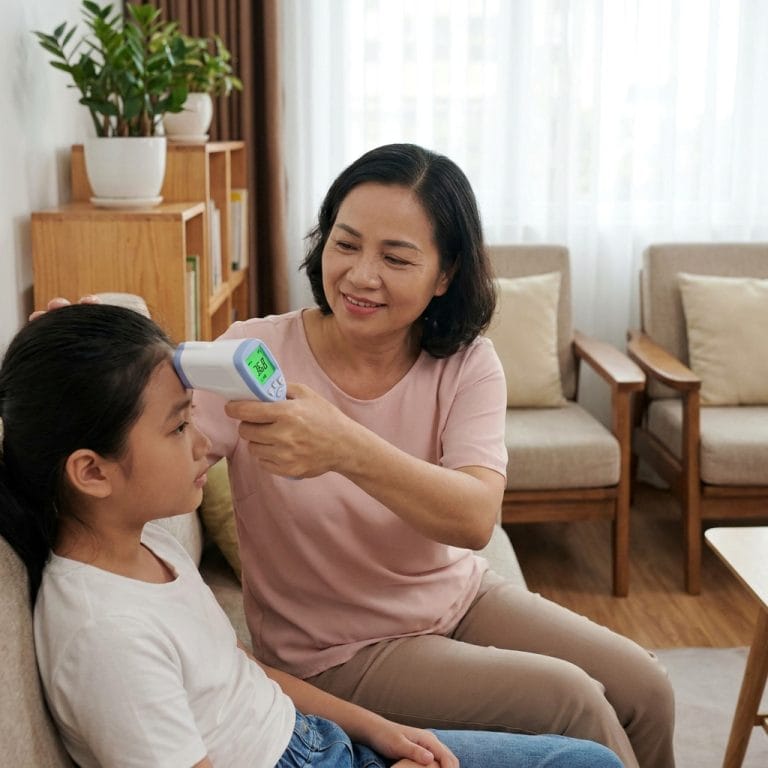 Kiểm tra nhiệt độ cơ thể bằng nhiệt kế hồng ngoại tại nhà