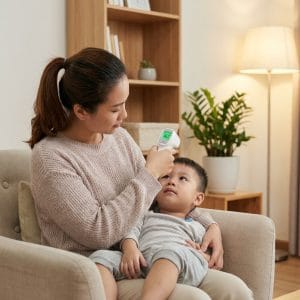 Người dùng kiểm tra nhiệt độ bằng nhiệt kế đo trán tại nhà dễ dàng