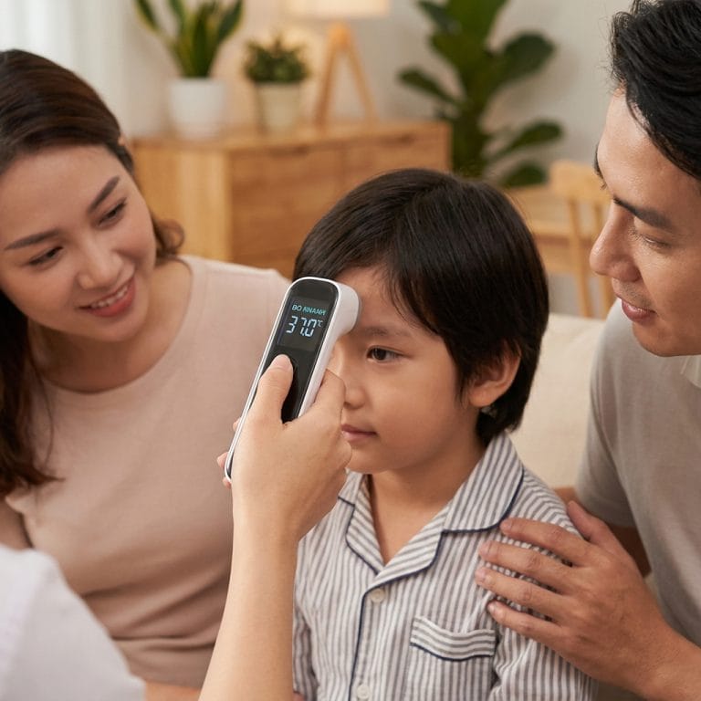 Người dùng kiểm tra thân nhiệt nhanh bằng nhiệt kế hồng ngoại tại nhà