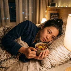 Người trẻ mệt mỏi nhưng vẫn khó thư giãn trước khi ngủ buổi tối