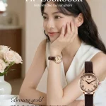 Nữ nhân viên văn phòng đeo đồng hồ nữ dây da vintage trong môi trường công sở