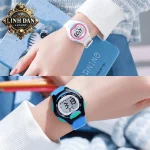 Bé gái sử dụng đèn LED trên đồng hồ DIRAY 8207L khi vui chơi ngoài trời