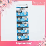 Phụ huynh thay pin AG13 cho đồ chơi điện tử của trẻ em
