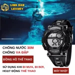 Sinh viên sử dụng đèn LED trên đồng hồ DIRAY 8102G khi học bài buổi tối