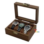 Người yêu thích đồng hồ sắp xếp đồng hồ trong hộp gỗ trên bàn làm việc