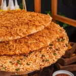 Nhóm bạn ăn cơm cháy đáy nồi trong buổi tụ tập tại nhà