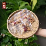 Trà Dưỡng Tâm An Nhiên được pha trong ấm thủy tinh với hoa và thảo mộc