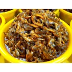 Người phụ nữ chuẩn bị nguyên liệu nấu món quê với combo mắm cá linh và cá sặc