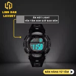 Đồng hồ DIRAY 8102G được đeo dưới trời mưa nhẹ trong sinh hoạt thường ngày