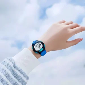 Bé trai đeo đồng hồ DIRAY 8207L khi chơi bóng đá ngoài trời