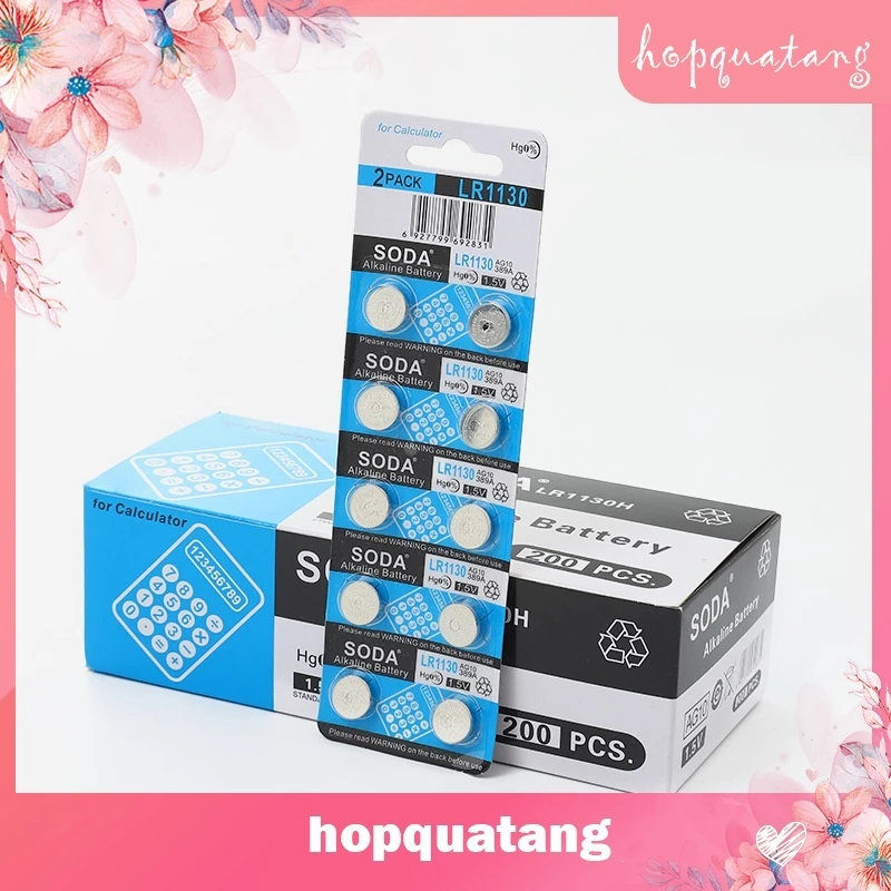 Chủ tiệm sửa chữa sắp xếp pin cúc áo nhiều mã trên bàn làm việc