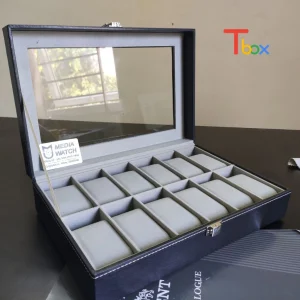 Nam giới chọn đồng hồ từ hộp đựng đồng hồ gỗ trước khi ra ngoài