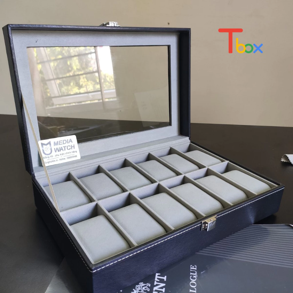 Nam giới chọn đồng hồ từ hộp đựng đồng hồ gỗ trước khi ra ngoài