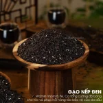 Phụ nữ chải tóc khỏe bóng bên cạnh Trà Ngũ Hắc An Nhiên vào buổi tối