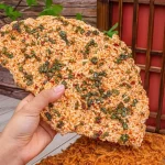 Cơm cháy chà bông phủ đầy topping trên đĩa gốm
