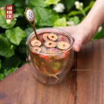 Người phụ nữ thư giãn trên giường sau khi uống Trà Dưỡng Tâm An Nhiên