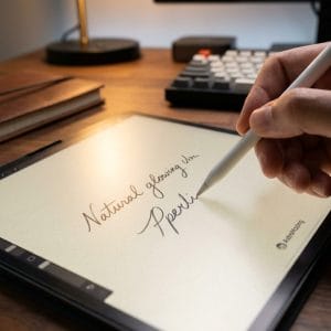 Apple Pencil viết trên paperlike AstroMazing với bề mặt giảm ma sát