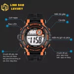 Sinh viên Việt Nam đeo đồng hồ DIRAY 8102G tại quán cà phê phong cách thể thao