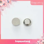 Người dùng thay pin AG3 cho thiết bị điện tử nhỏ trong gia đình