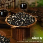 Trà Ngũ Hắc An Nhiên cùng các nguyên liệu ngũ hắc trên bàn trà gỗ