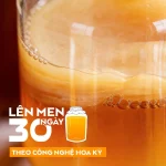 Người phụ nữ thư giãn với Star Kombucha sau giờ làm việc