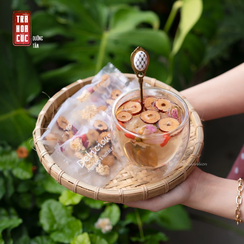 Người phụ nữ uống Trà Dưỡng Tâm An Nhiên trong không gian thư giãn buổi tối