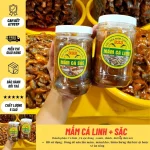 Người đàn ông ăn cơm nóng với mắm kho trong buổi tối trời mưa