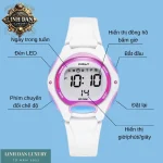 Phụ huynh điều chỉnh dây silicone mềm trên đồng hồ DIRAY 8207L cho trẻ