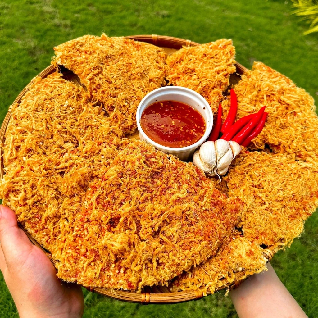 Cơm cháy đáy nồi được chế biến thủ công trên chảo gang