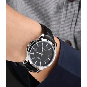 Nam giới đeo đồng hồ Casio MTP-V004L-1AUDF trong môi trường văn phòng hiện đại